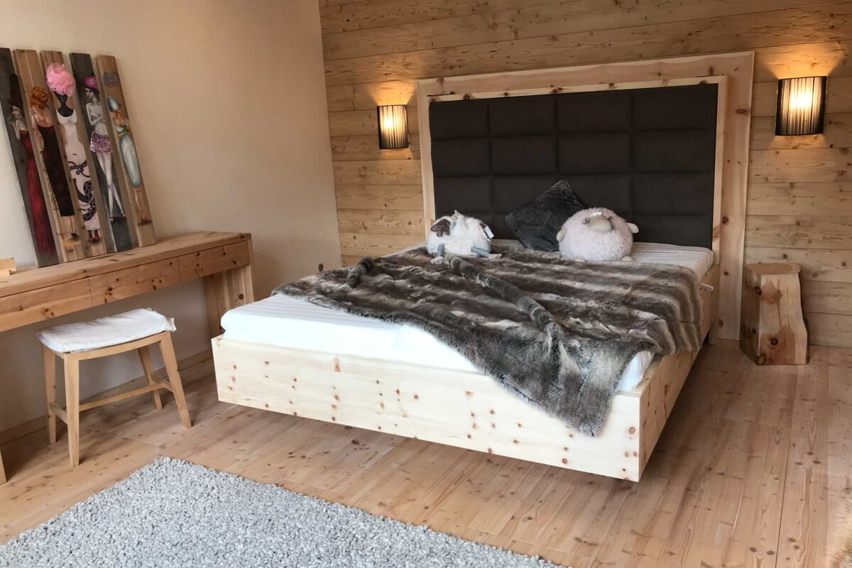 Zirbenbett Modell Nürnberg Massives Bettdesign aus Zirbenholz